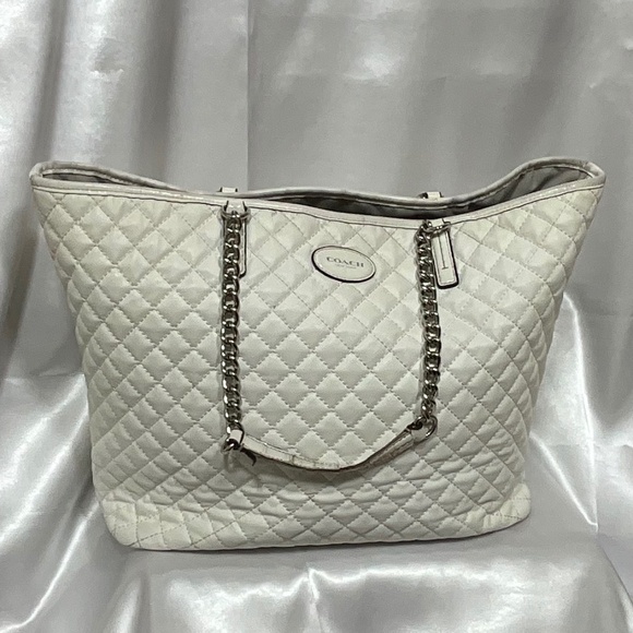 Coach vintage white quilted Tote with silver tone chain handles 80-H2a - Picture 1 of 10